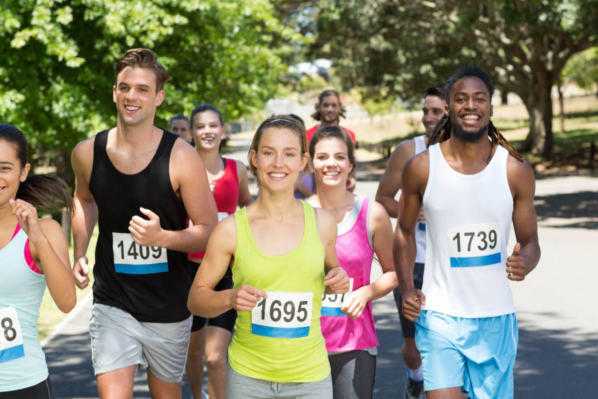 Gente felice che corre corsa nel parco | Foto Premium