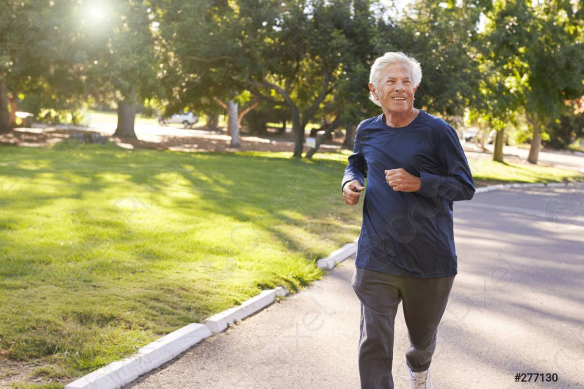 Vista frontale del Senior Man Jogging Through Park - foto d'archivio | Crushpixel