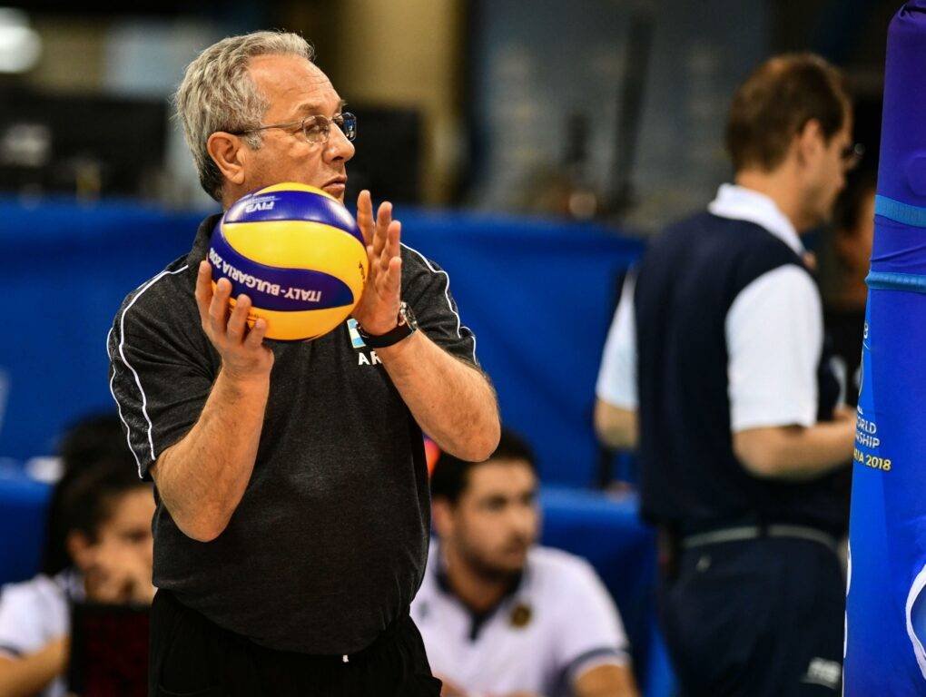 Pallavolo, Julio Velasco: «Basta stupidaggini sui giovani trattati come un problema, meritano fiducia» - L'intervista - Open