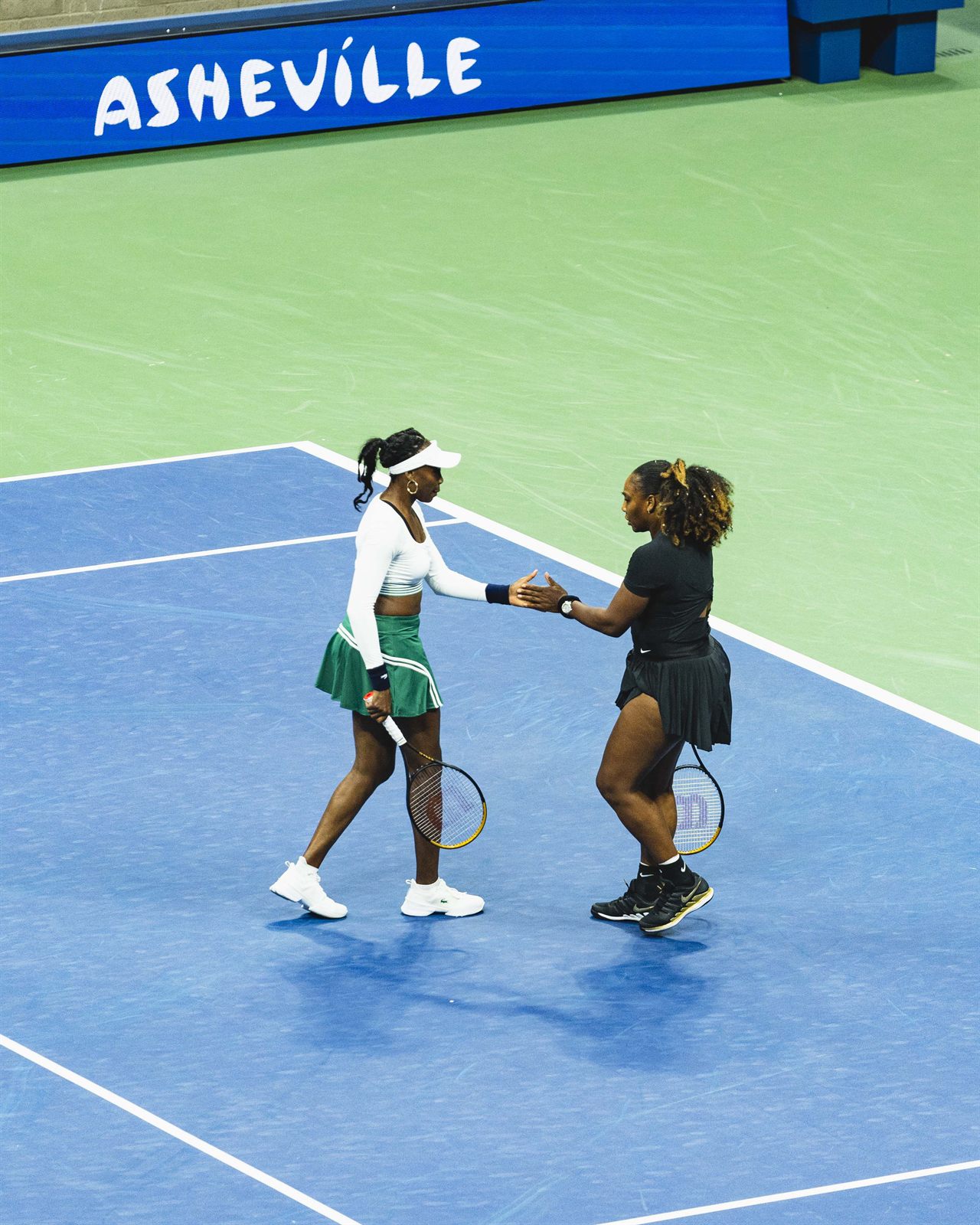 Venus e Serena Williams si danno il cinque in campo