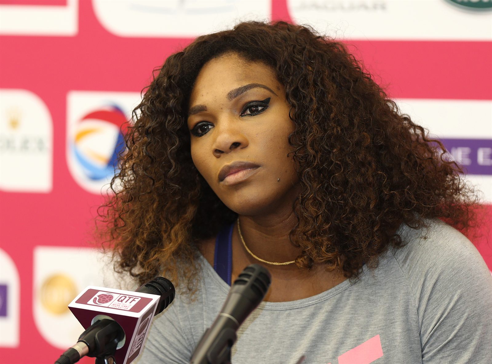 Primo piano di Serena Williams a una conferenza stampa
